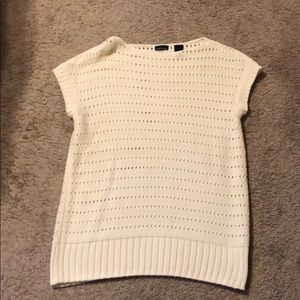 Short sleeve sweater.